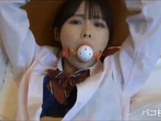 國產女優激情5P～全程露臉肚兜情趣被好幾個大哥玩弄爆操蹂躪，淫聲盪語草嘴口交幹騷穴多體位蹂躪好刺激…